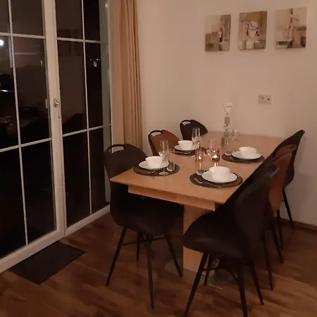 Apartment In Near Lift